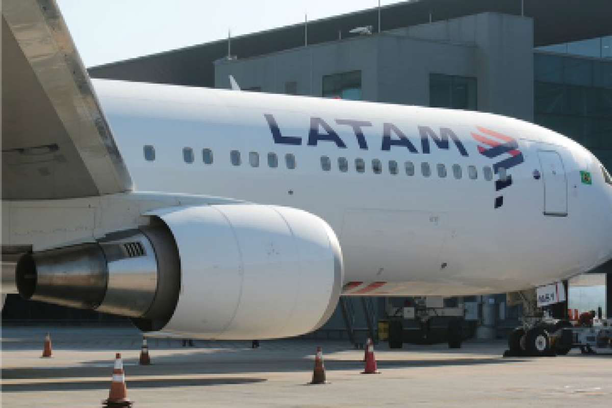 A linha aérea Latam reduz em 46% seu prejuízo em 2013, Economia